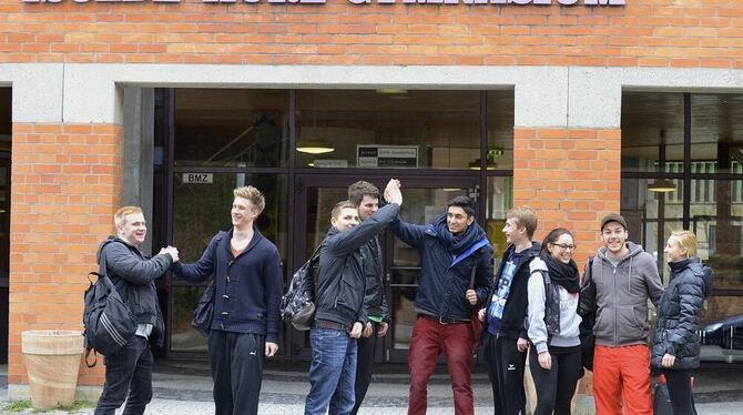Das wäre geschafft! Diese Abiturienten des Isolde-Kurz-Gymnasiums waren nach der Prüfung sichtlich erleichtert. FOTO: TRINKHAUS