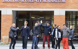 Das wäre geschafft! Diese Abiturienten des Isolde-Kurz-Gymnasiums waren nach der Prüfung sichtlich erleichtert. FOTO: TRINKHAUS