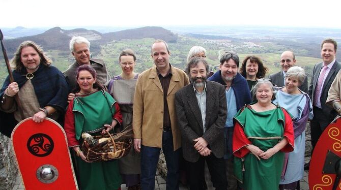Die Protagonisten eines ganz neuen Films über den Heidengraben trafen sich zur Vorpremiere auf dem Hohenneuffen.  FOTO: KOZJEK