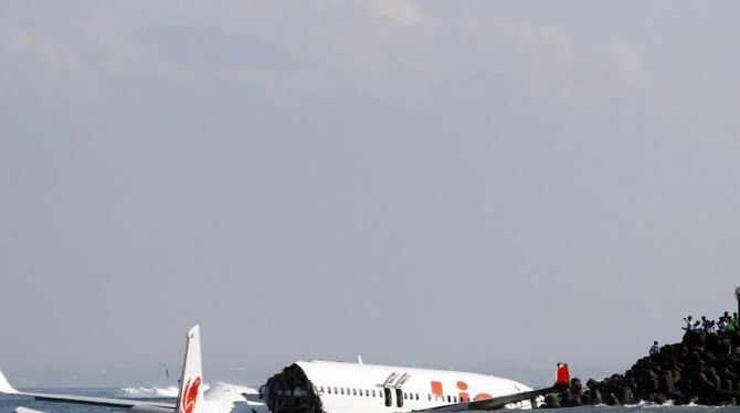Einen Tag nach der Bruchlandung des Lion- Air-Flugzeugs vor Bali haben Spezialisten den Flugdatenschreiber geborgen. Foto: Ma