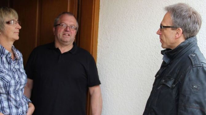 Von Tür zu Tür in Kohlstetten: Sieglinde und Klaus Failenschmid im Gespräch mit dem Bürgermeisterkandidaten Manfred Jungbeck. GE