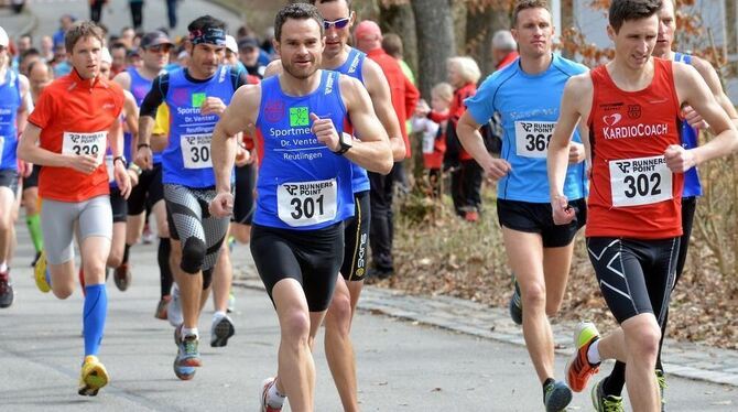 Ab geht die Post: 139 Männer und Frauen starteten im Hauptlauf durch den Ohmenhäuser Wald.  FOTO: NIETHAMMER