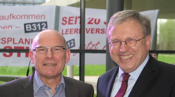 Mit Transparenten und Spruchbändern machten Bürger auf ihre Forderungen aufmerksam. Verkehrsminister Winfried Hermann (links) un