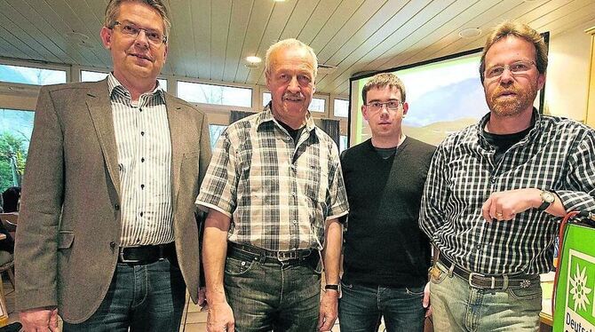 Der neue respektive im Amt bestätigte DAV-Vorstand (von links): Schriftführer Berthold Negwer, der Vorsitzende Helmut Kober, Jug