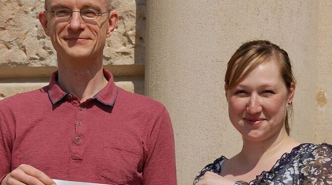 Holm Graessner und Julia Giehl präsentieren das Veranstaltungsplakat. GEA-FOTO: IST Holm Graessner und Julia Giehl präsentieren das Veranstaltungsplakat. GEA-FOTO: IST