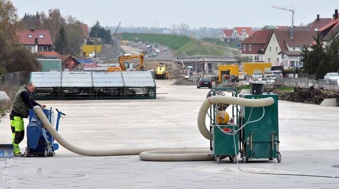 Noch besteht die Tunneldecke der B-27-Röhre in Dußlingen aus nacktem Beton: Aber bereits in einem Jahr soll hier eine Parkanlage