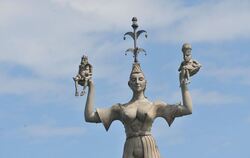 Die Hafenfigur «Imperia» ist in Konstanz am Bodensee zu sehen. Vor 20 Jahren wurde die zehn Meter hohe Statue im Konstanzer Hafe