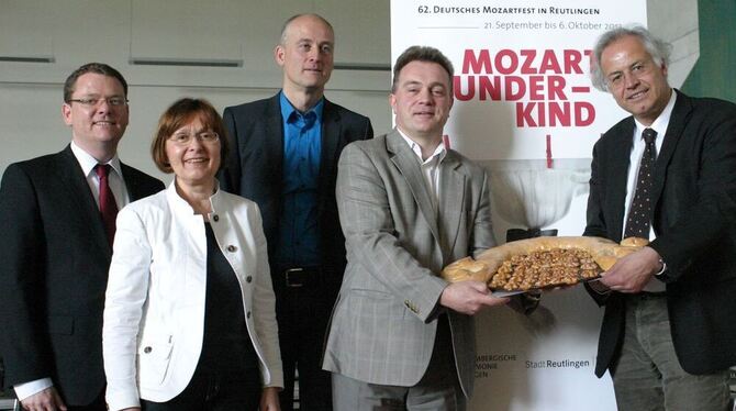 WPR-Intendant Cornelius Grube und Kulturamtsleiter Werner Ströbele präsentieren den von der Bäckerei Keim fürs Festival entwicke