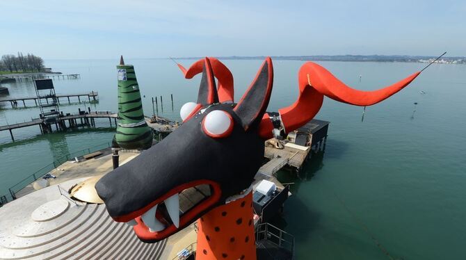 Der erste von drei »Drachenhunden« steht am auf der Seebühne in Bregenz am Bodensee. Etwa 30 Techniker arbeiten zur Zeit daran,