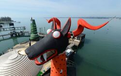 Der erste von drei «Drachenhunden» steht am auf der Seebühne in Bregenz am Bodensee. Etwa 30 Techniker arbeiten zur Zeit daran, 