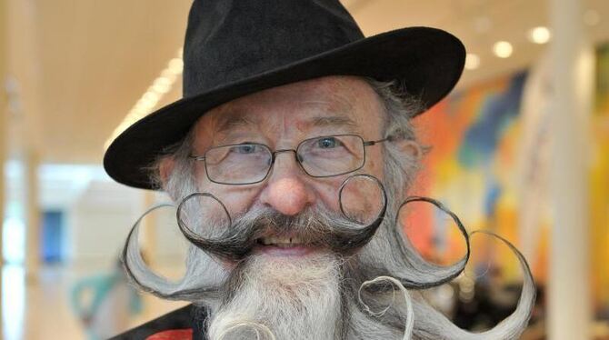 Gerhard Knapp ist Präsident des Bartclubs »Pforzemer Schnäuz«. Foto: Uli Deck