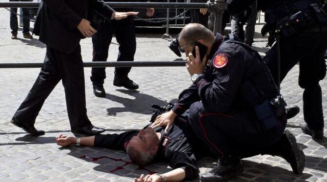 Bei den abgefeuerten Schüssen sind zwei Polizisten und eine Passantin verletzt worden. Foto: Massimo Percosi