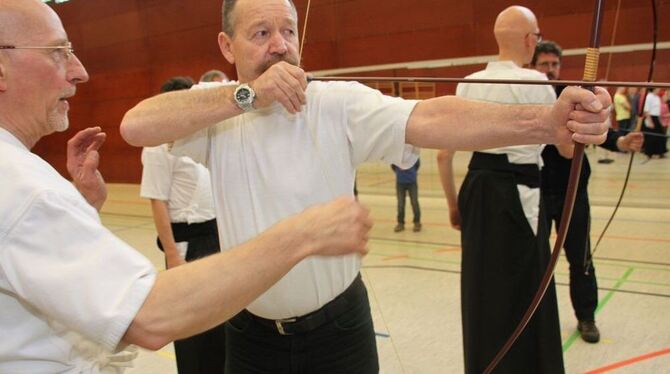 Interessierte konnten das japanische Bogenschießen ausprobieren.  FOTO: LEISTER