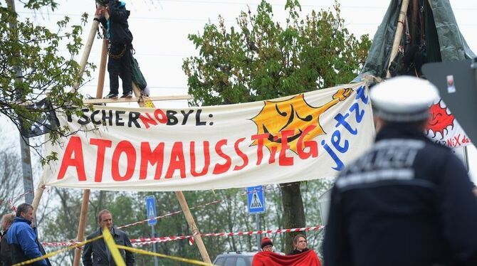 Castor-Gegner haben am Montag die Hauptzufahrt des Atomkraftwerks Neckarwestheim blockiert.