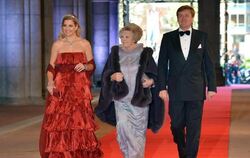 Vorabend des großen Tages: Prinzessin Maxima, Königin Beatrix und Kronprinz Willem-Alexander treffen zum Diner ein. Foto: Bri