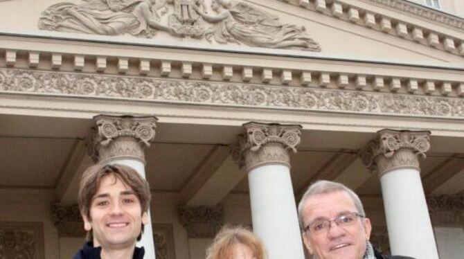 Der Intendant des Stuttgarter Staatsballetts, Reid Anderson (l-r) und die Solisten Alicia Amatriain und Friedemann Vogel vor