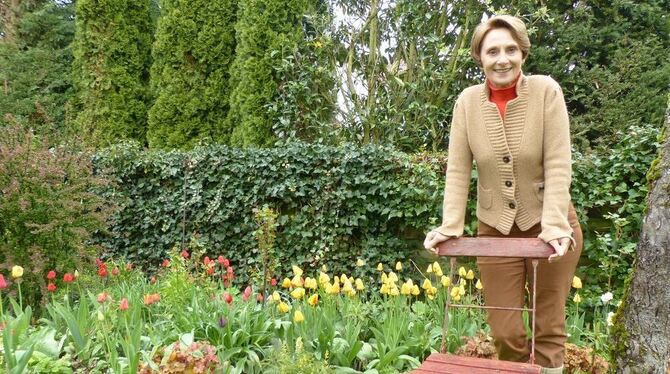 Die leidenschaftliche Gärtnerin Iris Braun in ihrem grünen Reich. Am Sonntag öffnet sie die Gartentüren für Besucher. FOTO: WEBE