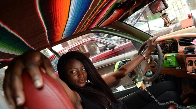 Model Naomi Sode posiert in der Messe in Friedrichshafen in einem getunten Opel Kadett C Coupe.