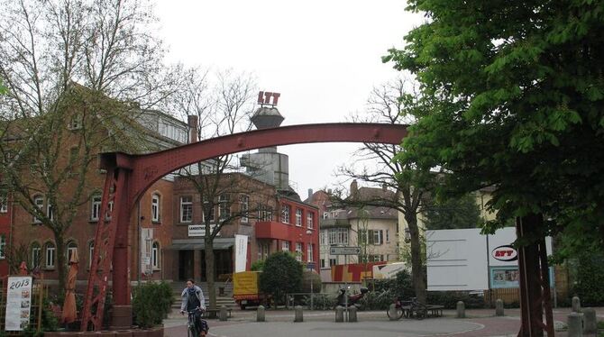 Vom Durchgangsverkehr an der Reutlinger Straße gut zu sehen: Der ehemalige Sägemehlturm der Stuhlfabrik mit LTT-Schriftzug. Vor