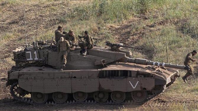 Israelische Soldaten beobachten auf ihren Panzer die israelisch-syrische Grenze. Foto: Atef Safadi