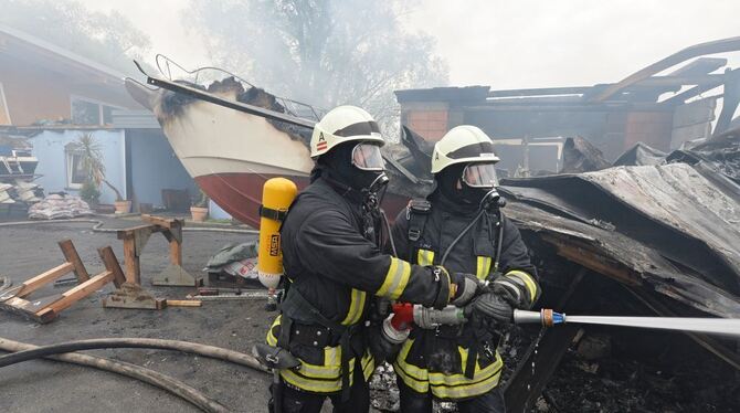 Feuerwehrleute löschen in einem Industriegebiet in Konstanz mehrere Lagerhallen, in denen sich Boot befinden. Bei einem Brand vo