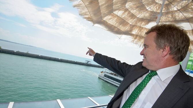 Baden-Württembergs Umweltminister Franz Untersteller (Bündnis 90/Die Grünen) zeigt in Friedrichshafen von einem Schiffsdeck in R