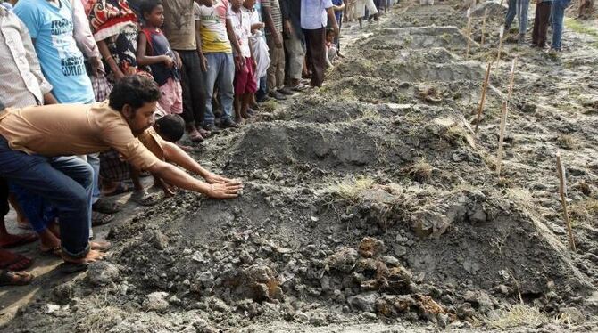 Die Opfer des Fabrikeinsturzes werden in Massengräbern bestattet. Foto: Abir Abdullah