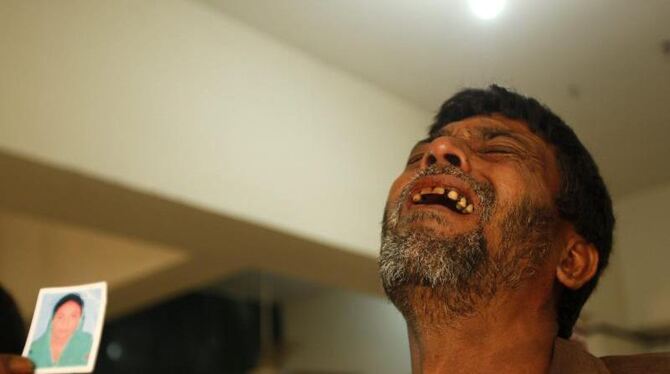 Ein Mann schreit im Leichenschauhaus von Dhaka seine Verzweiflung heraus. Foto: Abir Abdullah