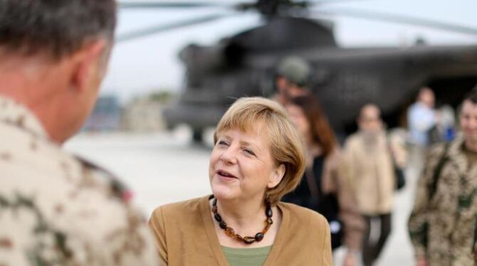 Bundeskanzlerin Merkel während des Besuchs im Feldlager in Kundus. Foto: Kay Nietfeld