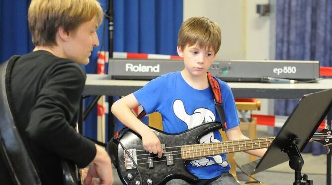 Jamie Ruoff am Micor-E-Bass – er war der jüngste Solist des Konzertabends.