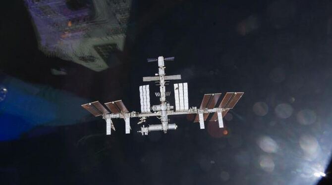 Die Internationale Raumstation hat ein »sehr ernstes Problem«: Ein Kühlsystem muss geflickt werden. Foto: Nasa T.V.