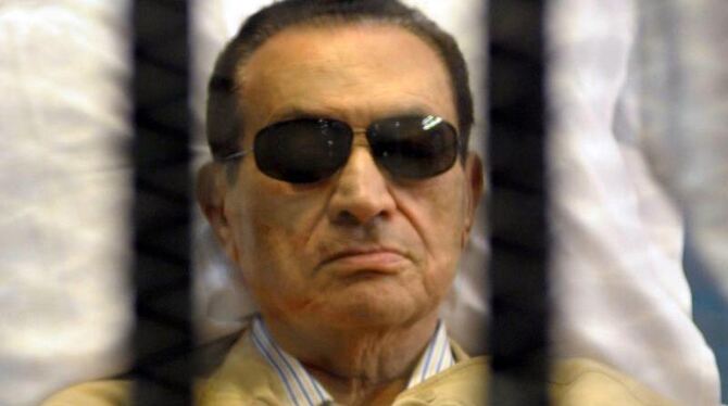 Der frühere ägyptische Präsident Husni Mubarak im Gerichtssaal der Polizeiakademie von Kairo. Foto: Stringer/ Archiv