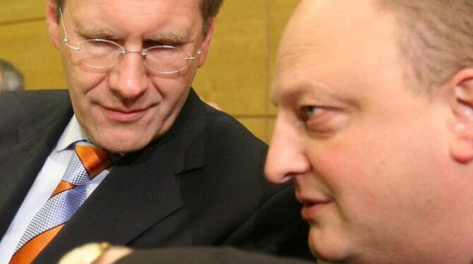 Der damalige niedersächsische Ministerpräsident Christian Wulff (l) und sein Pressesprecher Olaf Glaeseker. Foto: Jochen Lübk