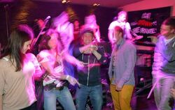 Auf Partytour: Helen, Jana, Hannes, Jeremias und Aaron schwingen das Tanzbein im Club »Frankies«. FOTO: NIETHAMMER