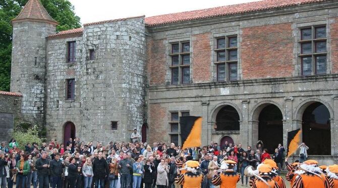 Vor der Kulisse des Schlosses Puy du Fou spielte der Fanfarenzug für die große Jubiläums-Festgesellschaft.  FOTO: PR