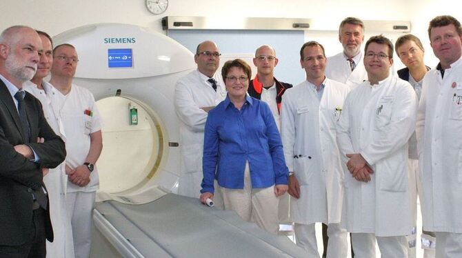 Versammelte Kompetenz im neu eingerichteten Schockraum (von links): Geschäftsführer Friedemann Salzer, Dr. Klaus Kolb (Chefarzt Versammelte Kompetenz im neu eingerichteten Schockraum (von links): Geschäftsführer Friedemann Salzer, Dr. Klaus Kolb (Chefarzt