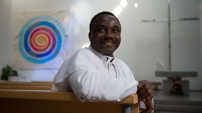 Der aus dem Kongo stammende katholische Priester Donatien Beya sitzt in der Kirche Mariä Himmelfahrt in Mössingen. Beya arbeitet