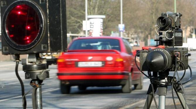 Damit die Autofahrer langsamer fahren, veröffentlicht die Polizei im Internet die Standorte ihrer Radarfallen. Foto: Roland W