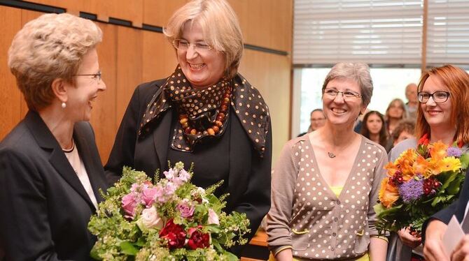 OB Barbara Bosch (links) und Mitarbeiter gratulieren der neuen alten Baubürgermeisterin Ulrike Hotz (Zweite von links). FOTOS: T