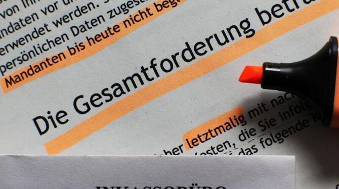 Wenn sich die Briefe der Inkassounternehmen häufen, hilft oft nur noch der Gang zur Schuldnerberatung. Foto: Jens Büttner