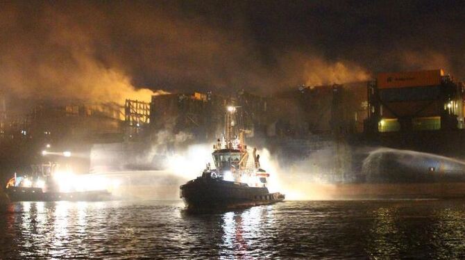 Boote der Hafenfeuerwehr löschen am 01.05.2013 den Schiffsbrand auf dem Auto- und Containerfrachter »Atlantic Cartier« im Ham