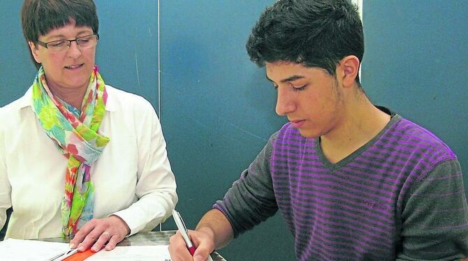 Geschafft: Antonio Guarino unterzeichnet seinen Ausbildungsvertrag – leider nur im Rahmen eines Planspiels.  GEA-FOTO: EGENBERGE