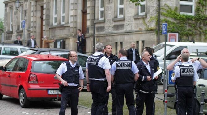 Aus allen Richtungen rasten Polizisten gestern Morgen zur Uracher Wilhelmschule. Um 9.30 Uhr war der Fehlalarm ausgelöst worden.