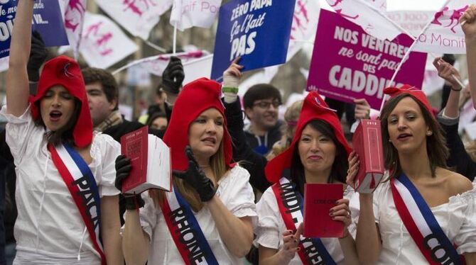 Frauen protestieren in Paris gegen die Legalisierung der Ehe für homosexuelle Paare. Foto: Ian Langsdon/Archiv