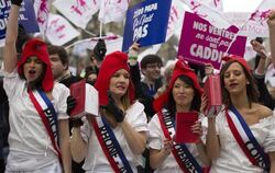 Frauen protestieren in Paris gegen die Legalisierung der Ehe für homosexuelle Paare. Foto: Ian Langsdon/Archiv