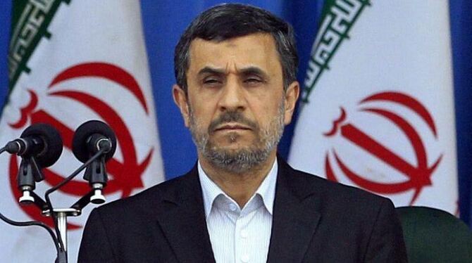 Irans Präsident Ahmadinedschad während einer Parade in Teheran. Foto: epa/str