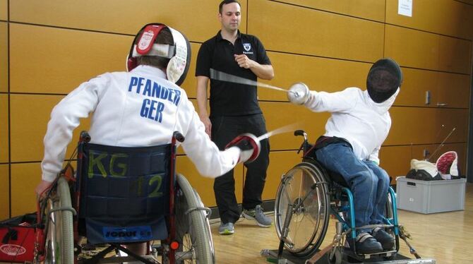 Attacke: TSG-Athlet Linus Pfander (links) duelliert sich beim Schnupperkurs im Rollstuhlfechten in Rappertshofen mit Andreas Vie