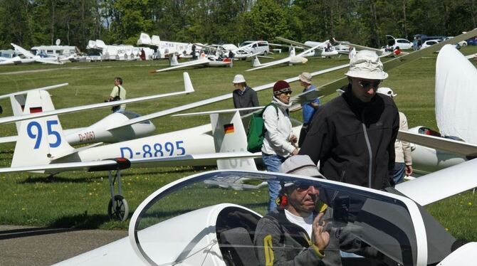 Flugzeug an Flugzeug reihen sich wieder auf dem Übersberg.  FOTO: LEIPPERT
