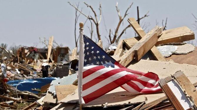 US-Flagge im Trümmerfeld: Momentaufnahme nach einem Tornado in Oklahoma. Foto: Larry W. Smith/Archiv