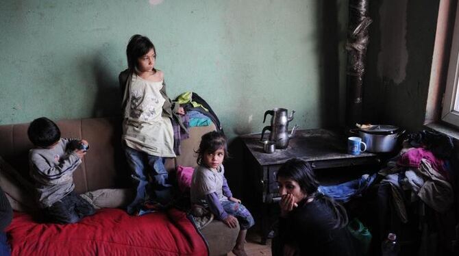 Eine 2010 aus Deutschland abgeschobene Familie mit ihren 6 Kindern in ihrer 1-Zimmer-Wohnung im Kosovo. Deutschlands Abschieb